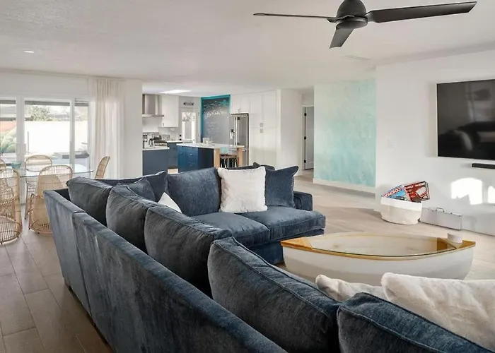 Coastal Retreat - Festive Deck With Pool & Bar Holiday home